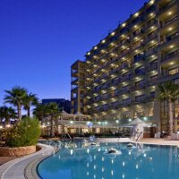 hotel in de avond